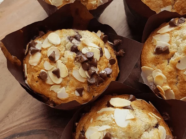 Featured image for “Ontbijtmuffins met banaan, pindakaas en chocolade”